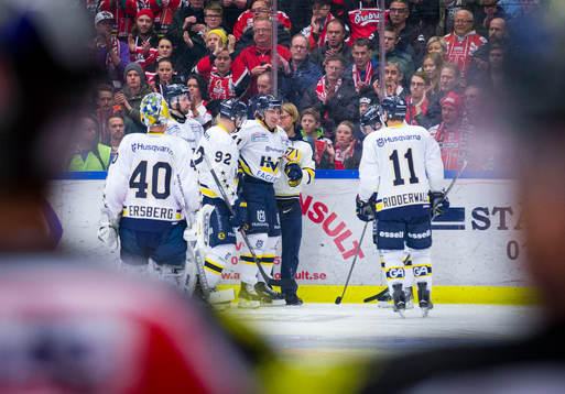 s Chris Campoli och får matchstraff för boarding