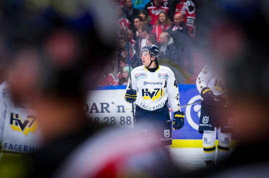 s Chris Campoli och får matchstraff för boarding