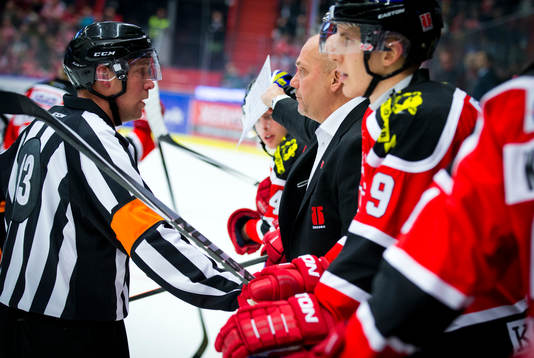 s Chris Campoli och får matchstraff för boarding och