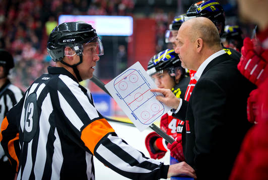 s Chris Campoli och får matchstraff för boarding och