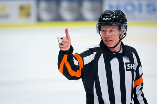Domare Pehr Claesson gör tummen upp