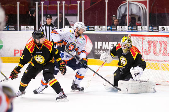 Brynäs Oscar Eklund och Växjös Noah Welch och Brynäs