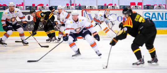 Brynäs anfaller och Växjös målvakt Stefan Steen