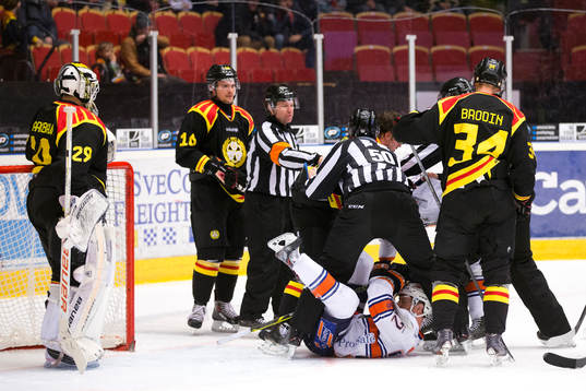 Lite gruff framför Brynäs mål och Växjös Nick Johnson