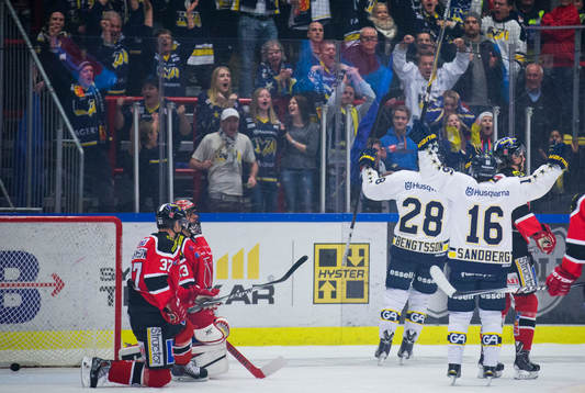 s Anton Bengtsson gör 0-1 och jublar framför fansen