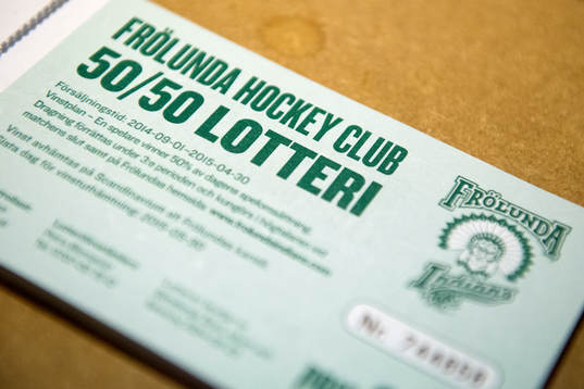 50/50-lotter ligger på ett gjord innan ishockeymatchen i