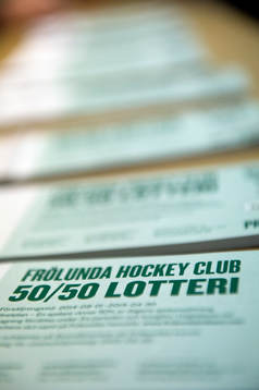 50/50-lotter ligger på ett gjord innan ishockeymatchen i
