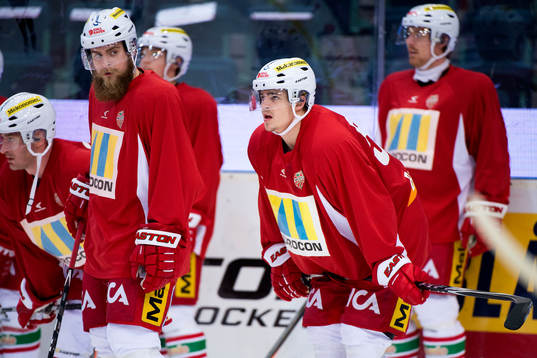 Modos Emil Djuse värmer upp innan ishockeymatchen i SHL