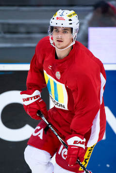Modos Emil Djuse värmer upp innan ishockeymatchen i SHL