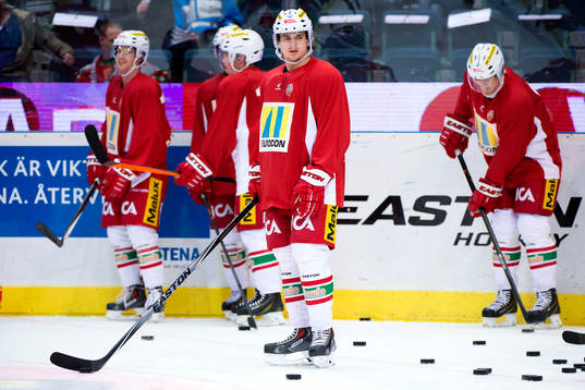 Modos Emil Djuse värmer upp innan ishockeymatchen i SHL