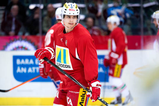 Modos Emil Djuse värmer upp innan ishockeymatchen i SHL