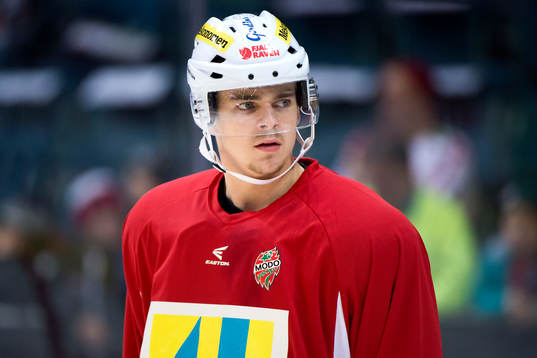 Modos Emil Djuse värmer upp innan ishockeymatchen i SHL