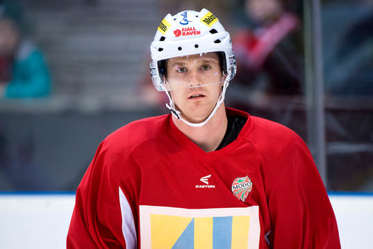 Modos Kyle Flanagan värmer upp innan ishockeymatchen i SHL