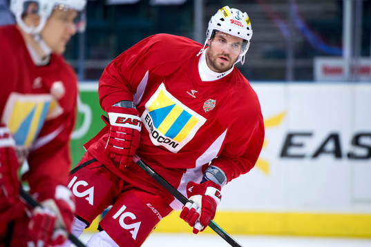 Modos Radek Smolenak värmer upp innan ishockeymatchen i