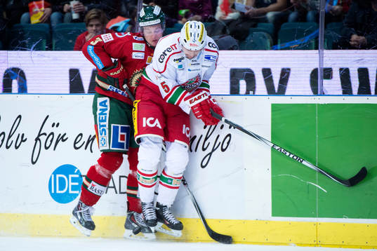Frölundas Elias Fälth tacklar Modos Jonas Ahnelöv