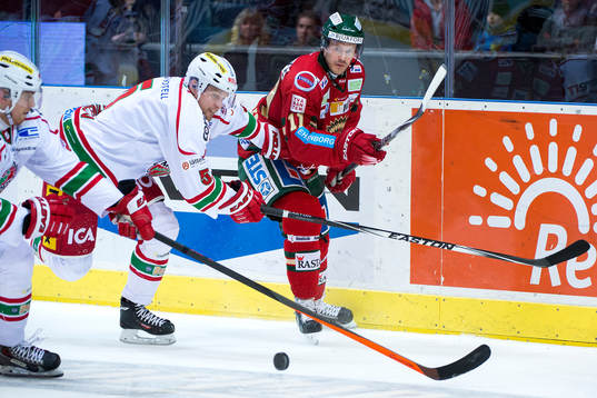 Frölundas Magnus Kahnberg (h) passar pucken förbi Modos