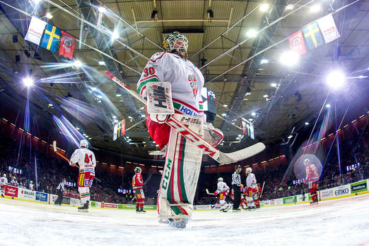 Modos målvakt Linus Ullmark deppar