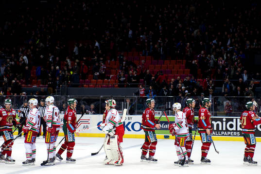 Spelarna tackar varandra