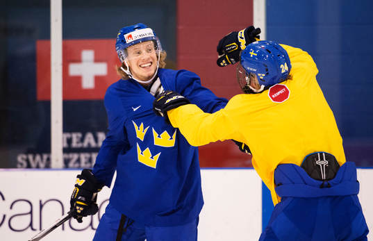 Jacob de la Rose och Jens Lööke skojar med varandra på