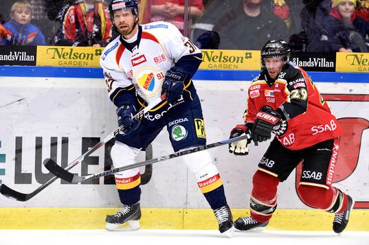 Djurgårdens Mikael Samuelsson och Luleås Chris Abbott