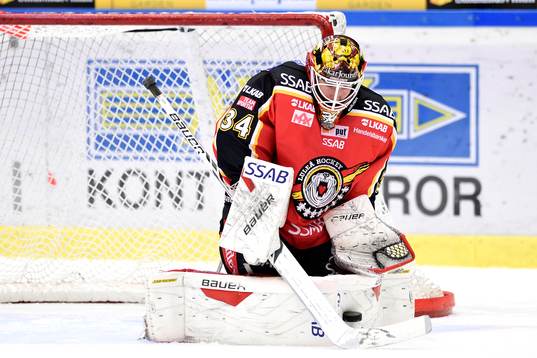 Luleås målvakt Joel Lassinantti räddar ett skott