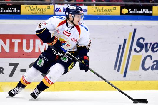 Djurgårdens Alexander Falk med pucken