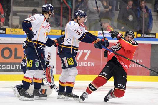Luleås Cam Abbott puttas omkull