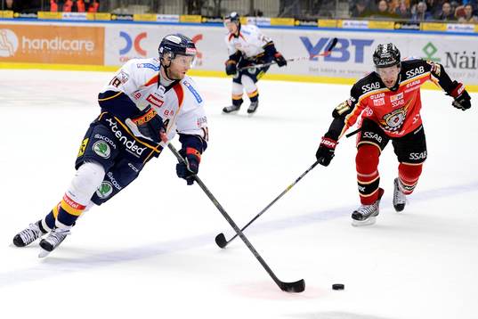 Djurgårdens Michael Holmqvist med pucken