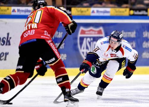 Djurgårdens Markus Ljung försöker komma åt pucken