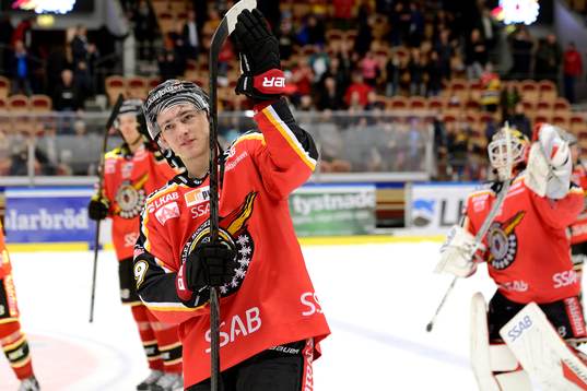 Luleås Johan Forsberg tackar publiken