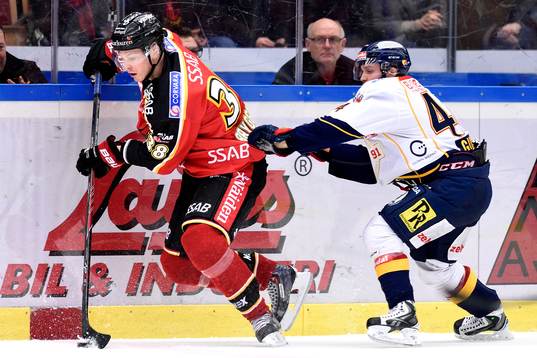 Luleås Lars Bryggman jagas av Djurgårdens Mattias Guter