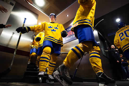 Sveriges Robert Hägg gör entré till ishockeymatchen i