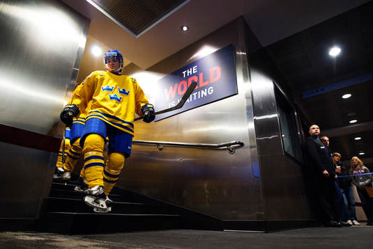 Sveriges Adam Brodecki gör entré till ishockeymatchen i