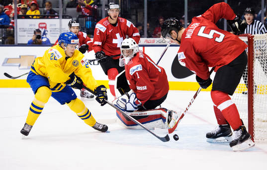 Sveriges Oskar Lindblom skjuter in 1-3 bakom Schweiz