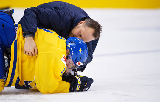 Sveriges Anton Blidh ligger på isen skadad