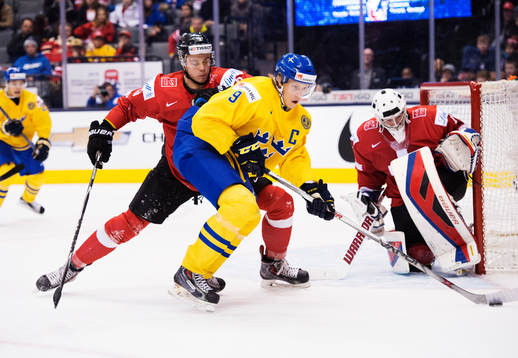 Schweiz Simon Kindschi och målvakt Ludovic Waeber utmanas