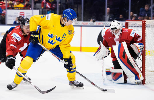 Schweiz Simon Kindschi och målvakt Ludovic Waeber utmanas