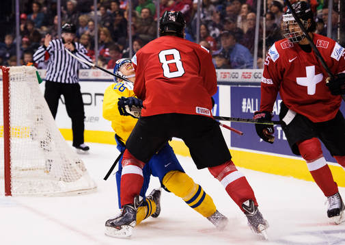 Sveriges Leon Bristedt blir tacklad av Schweiz Timo Meier