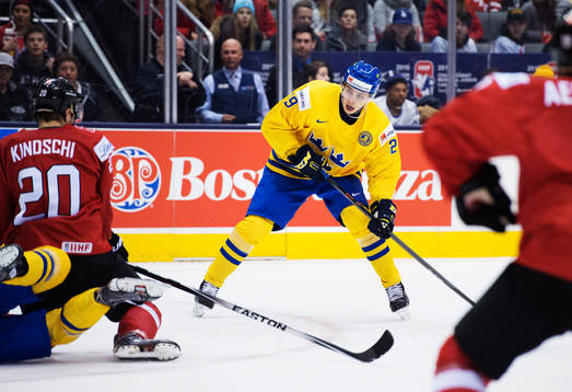 Sveriges Adrian Kempe kontrollerar pucken