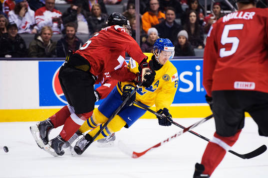 Schweiz Jonas Siegenthaler tacklar Sveriges Lucas Wallmark