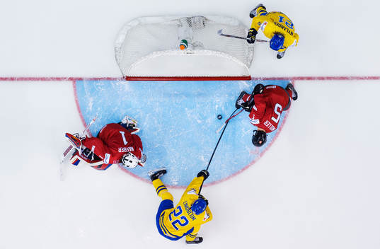 Sveriges Oskar Lindblom skjuter in 1-3 bakom Schweiz