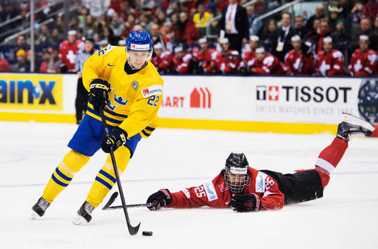 Sveriges Oskar Lindblom tar sig förbi Schweiz Jonas
