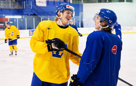 Oskar Lindblom och Sebastian Aho på Sveriges träning