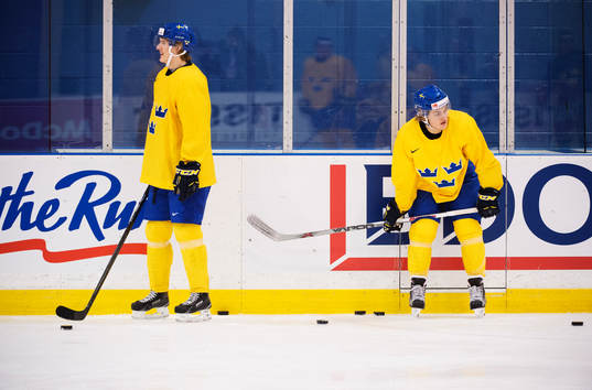 Oskar Lindblom och William Nylander på Sveriges träning