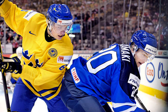 Sveriges Andreas Englund och Finlands Niko Ojamaki kämpar