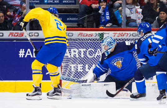 Sveriges William Nylander missar ett friläge som stoppas