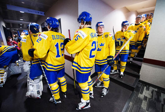 Sveriges William Nylander med lagkamrater väntar på att