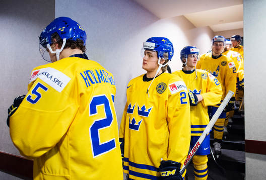 Sveriges William Nylander med lagkamrater väntar på att
