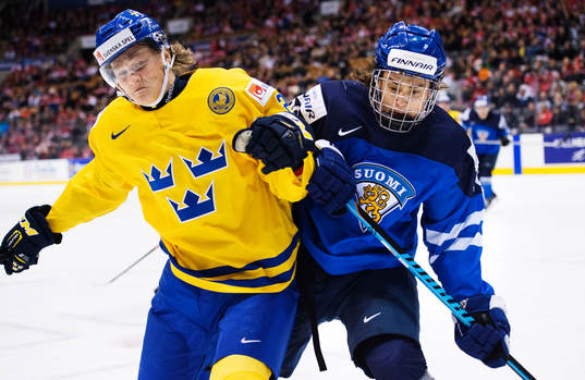 Sveriges Anton Karlsson blir tacklad av Finlands Sebastian