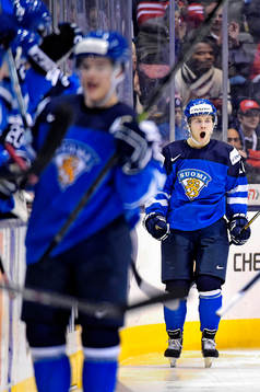 Finlands Juuso Ikonen jublar